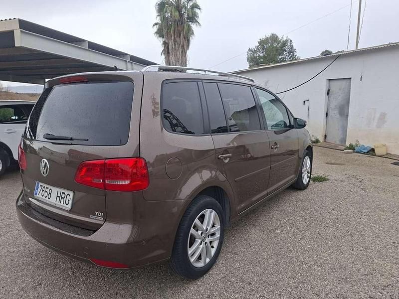Usado VW Touran Business 105 CV (77 kW) 2013 Marrón Monovolumen