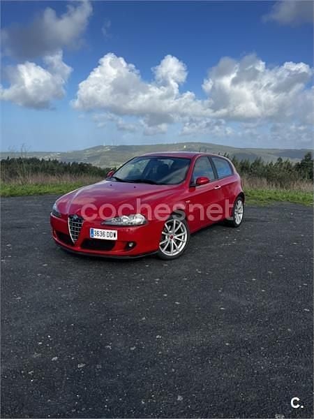 Usado Alfa Romeo 147 Distinctive 105 CV (77 kW) 2004 Rojo Utilitario