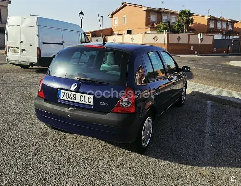 Usado Renault Clio II Expression 60 CV (44 kW) 2003 Azul Berlina