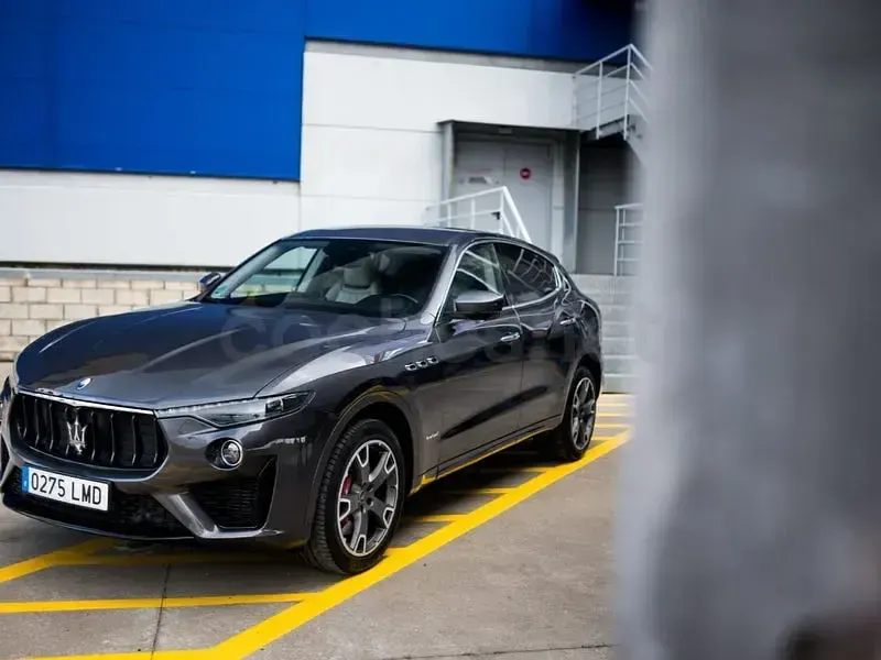 Usado Maserati Levante 275 CV (202 kW) 2021 Gris / plata SUV