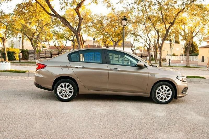 Begagnad Fiat Tipo Easy 95 HK (69 kW) 2017 Brun Sedan