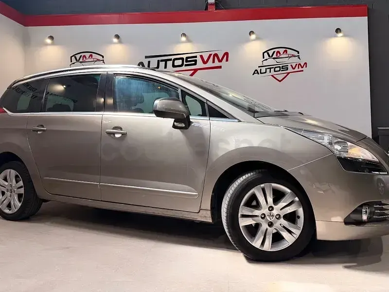 Usado Peugeot 5008 Allure 115 CV (84 kW) 2013 Beige Monovolumen