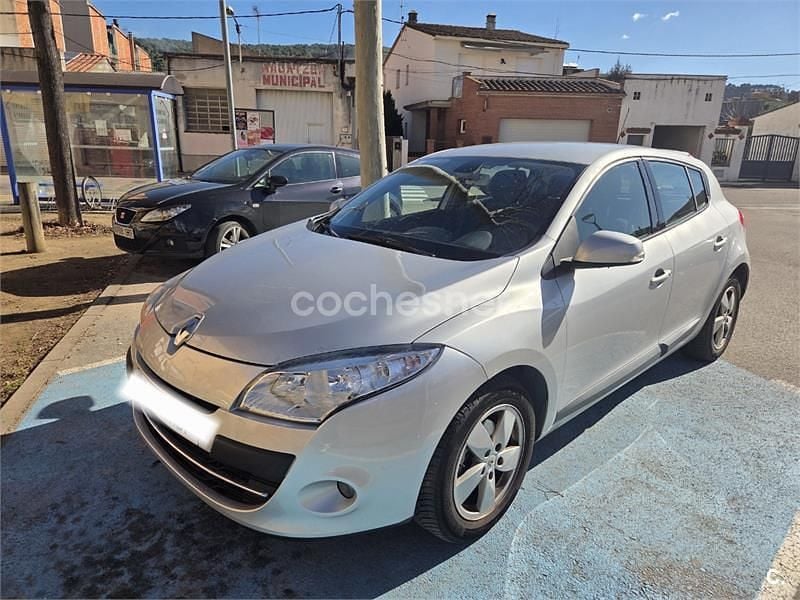 Usado Renault Mégane Dynamique 110 CV (80 kW) 2011 Gris / plata Berlina