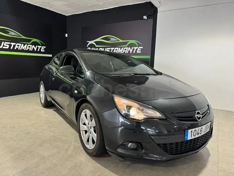 Usado Opel Astra GTC Sportive 136 CV (100 kW) 2016 Negro Berlina