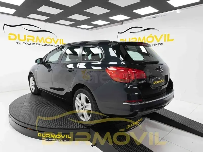 Usado Opel Astra Business 110 CV (80 kW) 2015 Negro Familiar