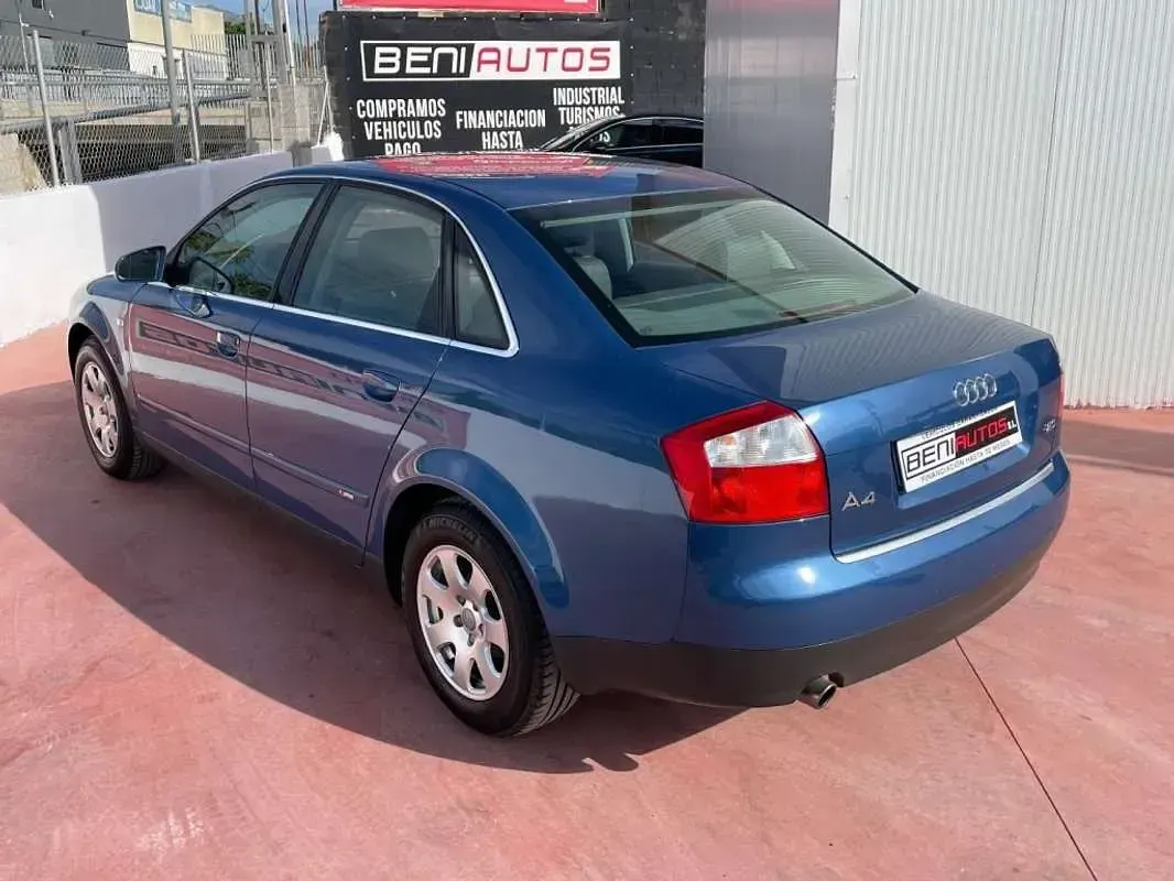 Usado Audi A4 131 CV (96 kW) 2001 Azul Berlina