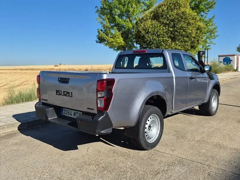 Usado Isuzu D-Max 163 CV (119 kW) 2024 Gris / plata Pickup/Camioneta