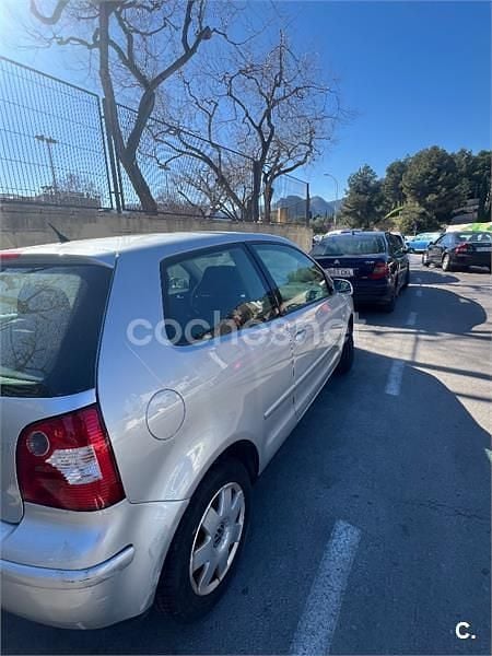Usado VW Polo Trendline 100 CV (73 kW) 2002 Gris / plata Berlina