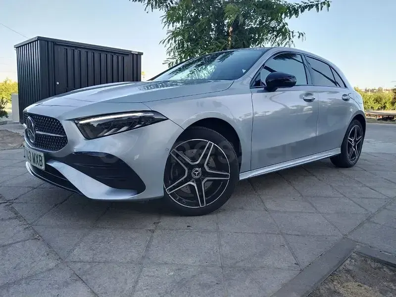 Usado Mercedes A250 218 CV (160 kW) 2025 Gris / plata Berlina