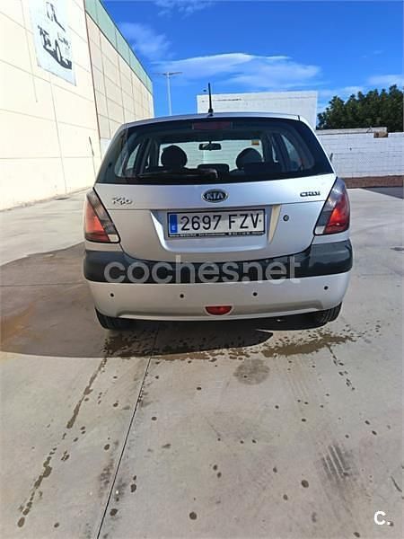 Usado Kia Rio Active 110 CV (80 kW) 2008 Gris / plata Berlina
