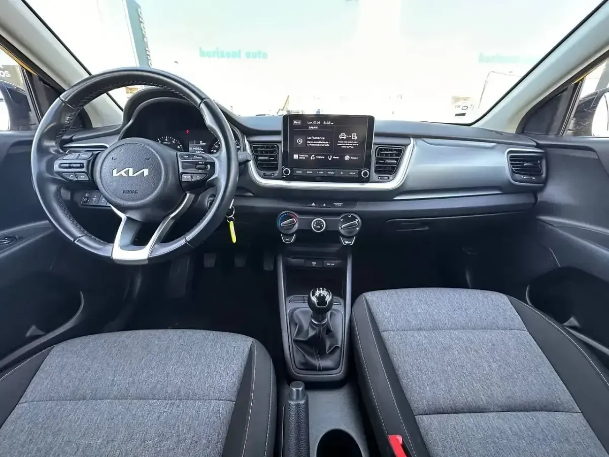 Usado Kia Stonic 84 CV (61 kW) 2023 Amarillo SUV
