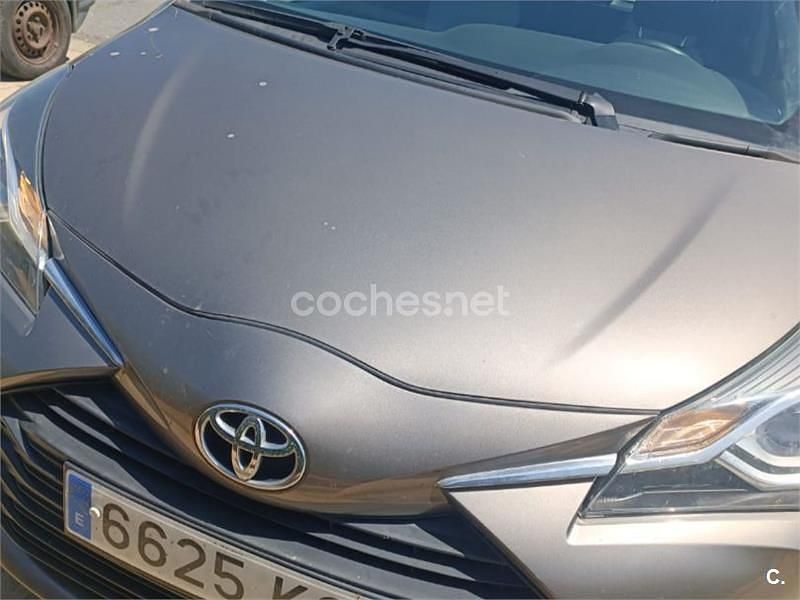 Gris / plata Usado 2017 Toyota Yaris Active Berlina | 14.390 € (Un poco caro) - Imagen 1/4