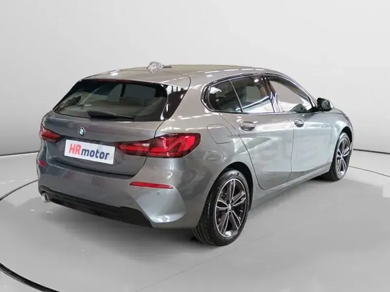 Usado BMW 118 Comfort Edition 136 CV (100 kW) 2022 Gris / plata Utilitario