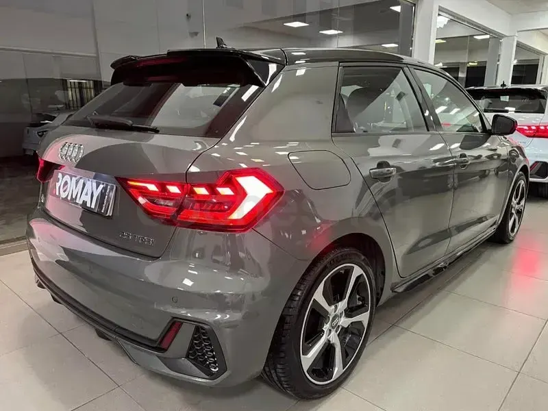 Usado Audi A1 Sportback S-Line 95 CV (69 kW) 2020 Gris / plata Utilitario