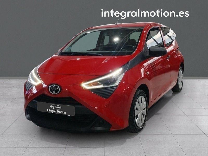 Usado Toyota Aygo X-play 72 CV (52 kW) 2022 Rojo Utilitario