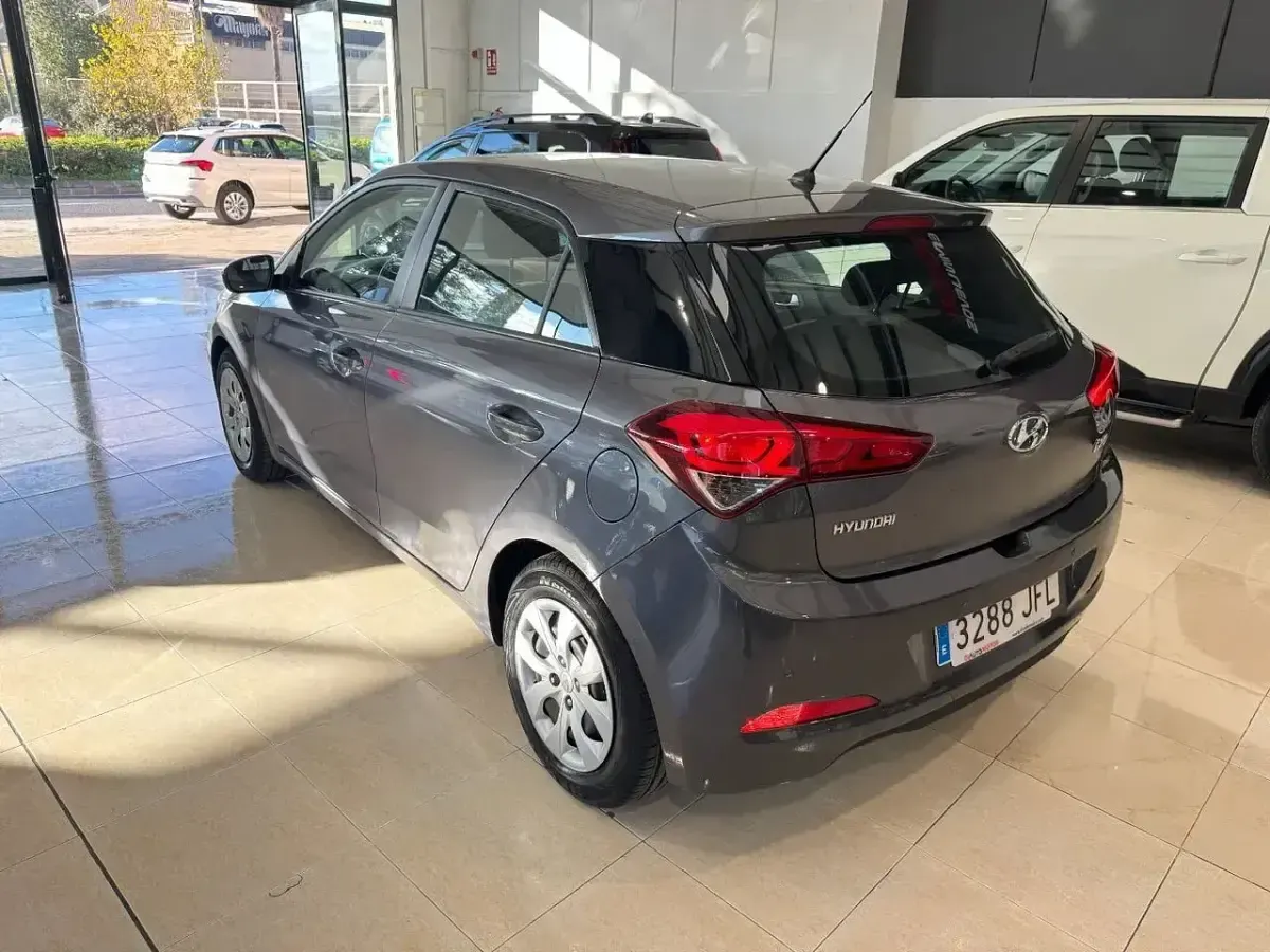 Begagnad Hyundai i20 85 HK (62 kW) 2015 Grå Halvkombi