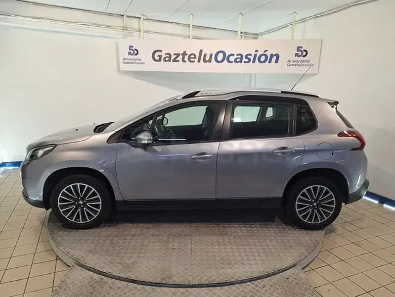 Usado Peugeot 2008 Signature Sky 100 CV (73 kW) 2019 Gris / plata SUV