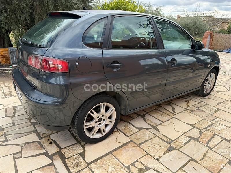 Usado Seat Ibiza 100 CV (73 kW) 2004 Gris / plata Utilitario