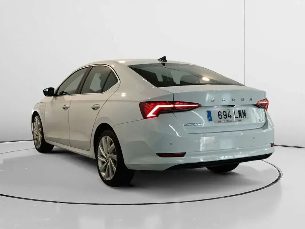 Usado Skoda Octavia Ambition 204 CV (150 kW) 2022 Blanco Utilitario