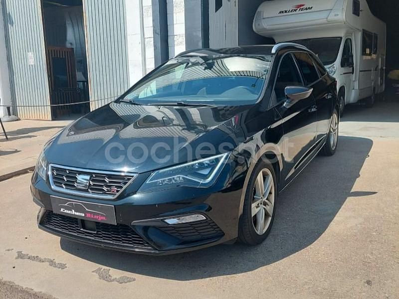 Usado Seat Leon FR 150 CV (110 kW) 2020 Negro Familiar