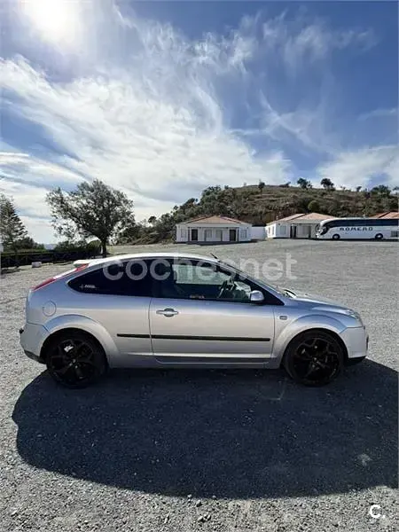 Usado Ford Focus Trend 109 CV (80 kW) 2005 Gris / plata Berlina