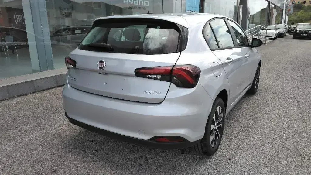Usado Fiat Tipo Life 130 CV (95 kW) 2022 Gris claro Utilitario