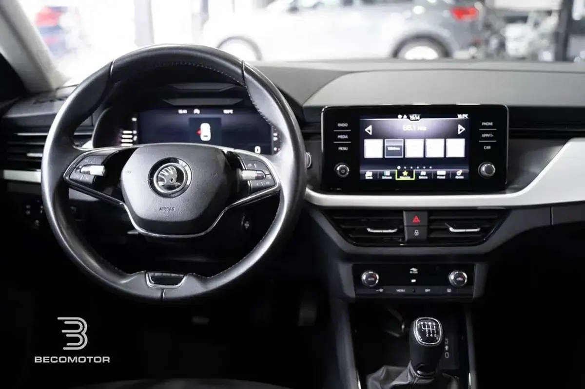Usado Skoda Scala Ambition 110 CV (80 kW) 2023 Blanco Utilitario