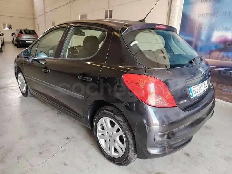 Usado Peugeot 207 90 CV (66 kW) 2007 Negro Berlina