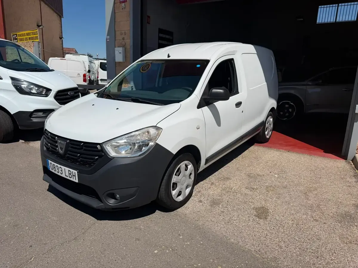 Usado Dacia Dokker Essentiel 98 CV (72 kW) 2019 Blanco Monovolumen