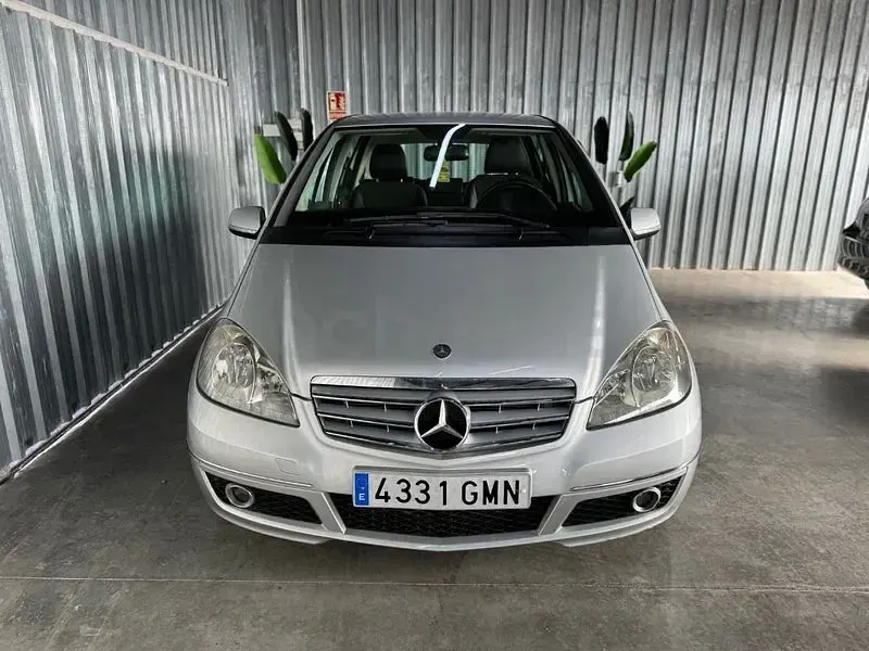 Usado Mercedes A180 Avantgarde 109 CV (80 kW) 2010 Gris / plata Monovolumen