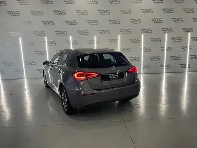 Usado Mercedes A180 116 CV (85 kW) 2020 Gris Berlina