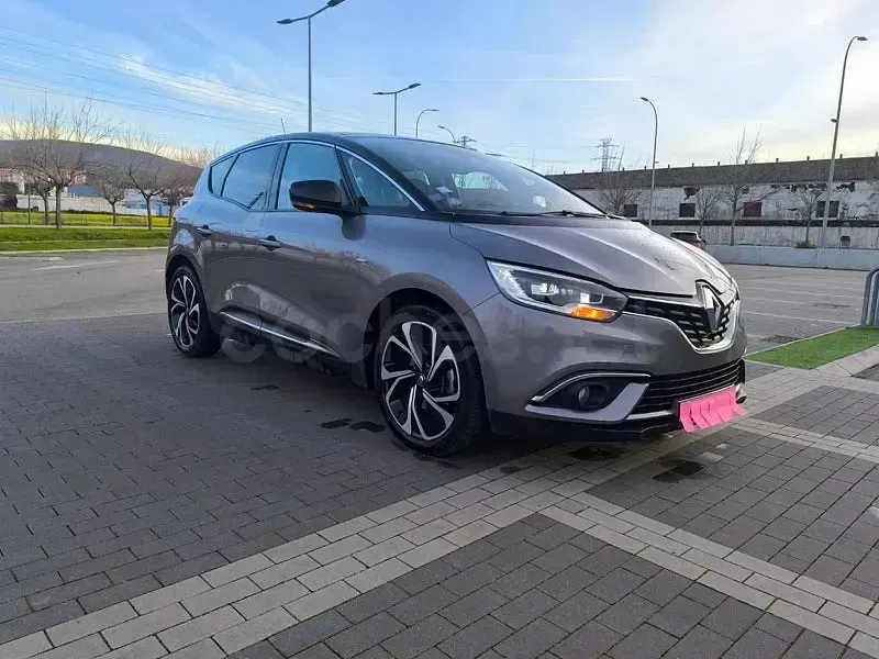 Usado Renault Scénic Edition One 130 CV (95 kW) 2017 Gris / plata Monovolumen
