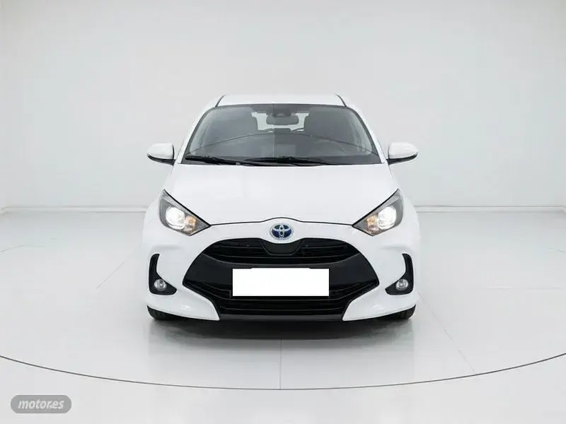 Usado Toyota Yaris Hybrid Active 116 CV (85 kW) 2022 Blanco Berlina