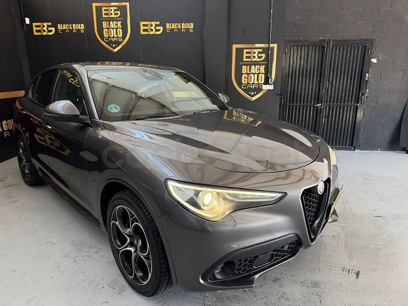 Usado Alfa Romeo Stelvio Veloce 210 CV (154 kW) 2022 Gris / plata SUV