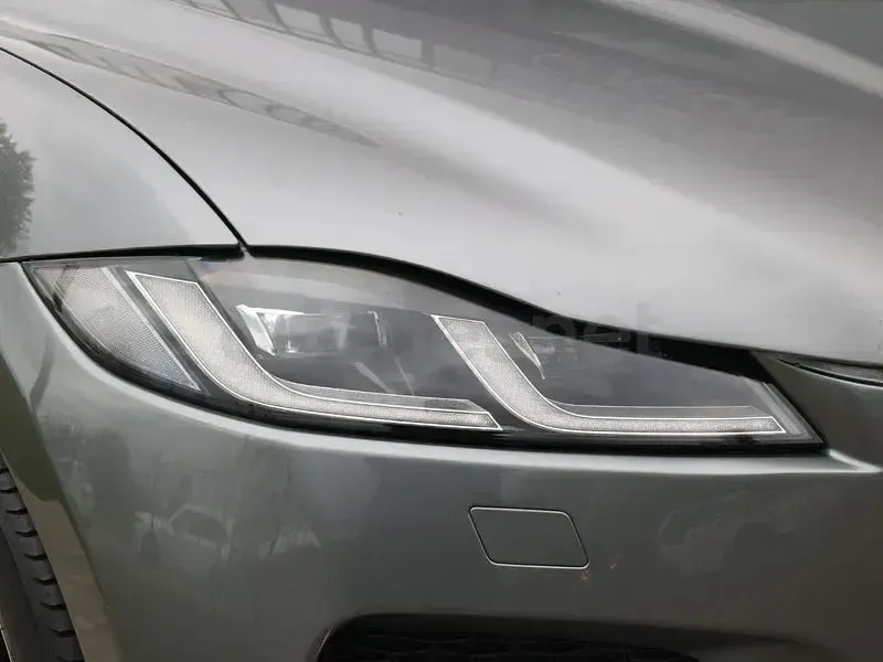 Usado Jaguar F-Pace R-Dynamic 204 CV (150 kW) 2023 Gris / plata SUV