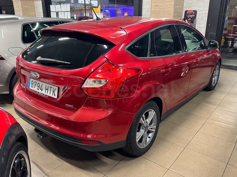 Käytetty Ford Focus Titanium 125 HP (91 kW) 2013 Punainen Sedan