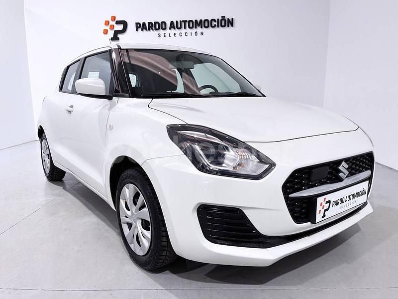 Blanco Usado 2021 Suzuki Swift Berlina | 15.900 € (Un poco caro) - Imagen 1/4