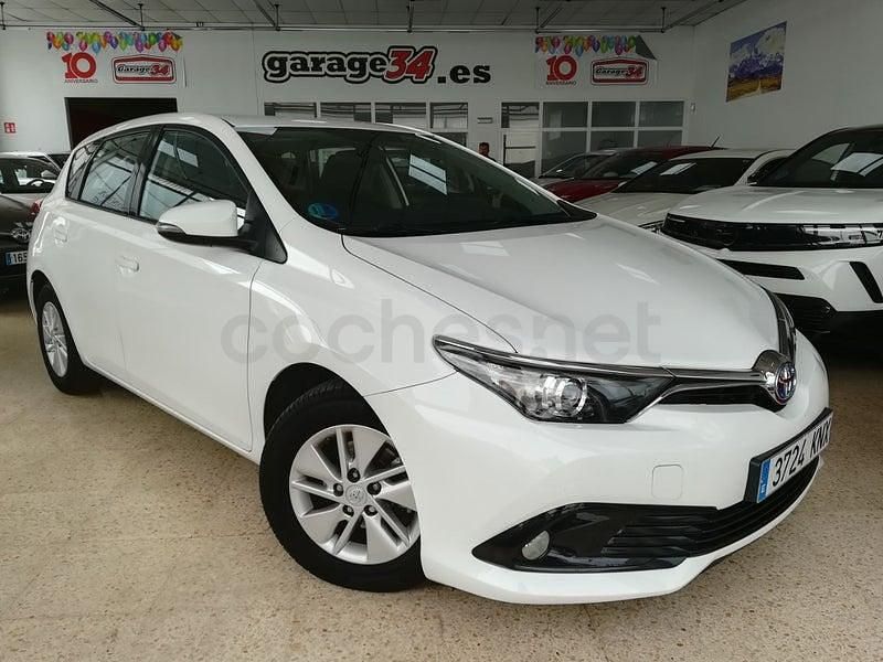Usado Toyota Auris Hybrid Business Edition 136 CV (100 kW) 2018 Blanco Berlina
