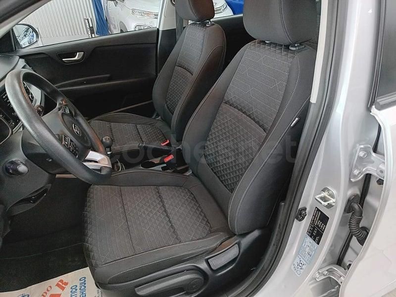 Usado Kia Rio 84 CV (61 kW) 2017 Gris / plata Berlina