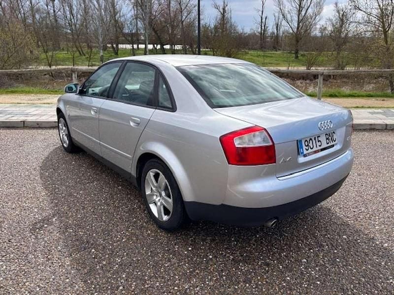 Usado Audi A4 131 CV (96 kW) 2001 Gris Berlina