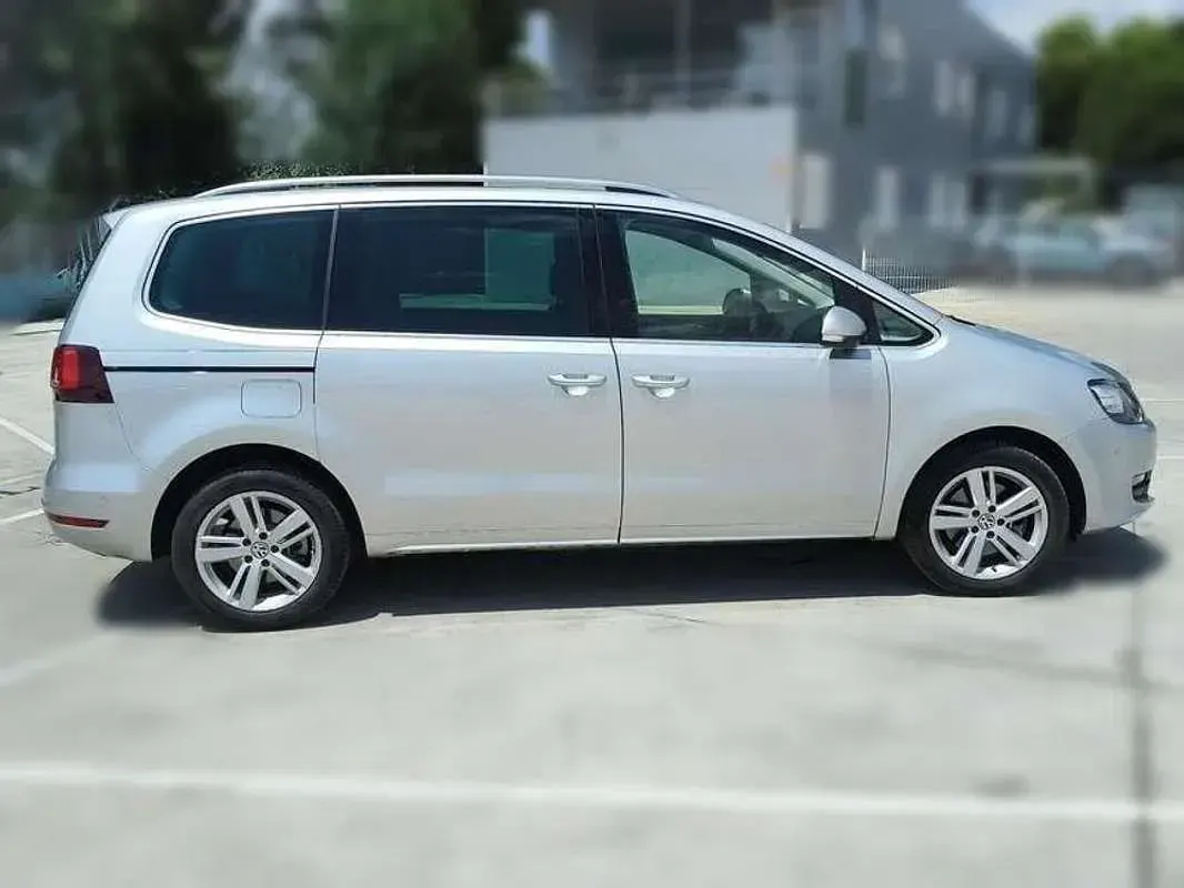 Usado VW Sharan Advance 150 CV (110 kW) 2021 Gris Monovolumen