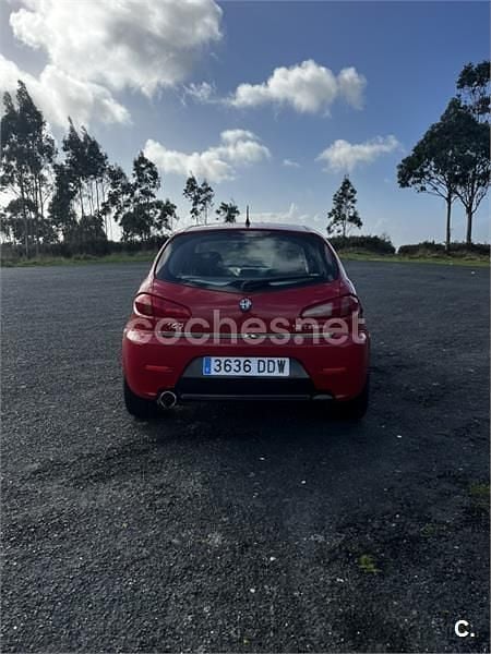 Usado Alfa Romeo 147 Distinctive 105 CV (77 kW) 2004 Rojo Utilitario