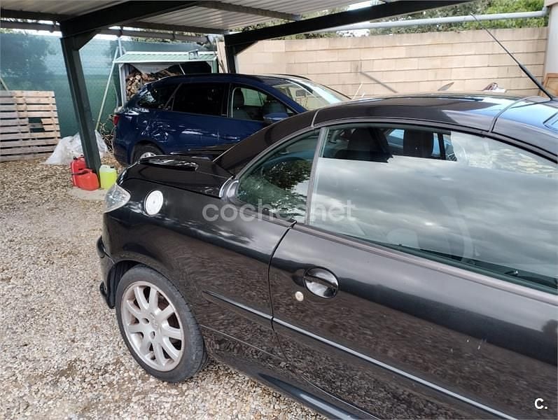 Usado Peugeot 206 CC 138 CV (101 kW) 2004 Negro Descapotable