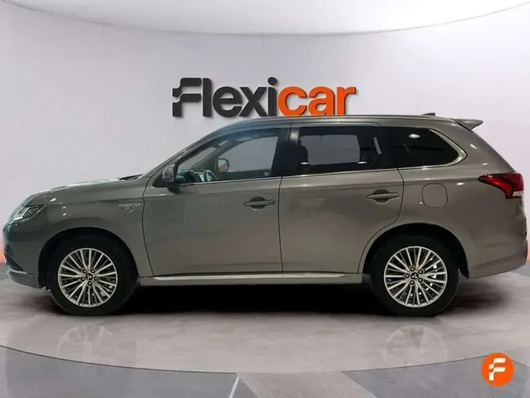 Usado Mitsubishi Outlander P-HEV Motion 224 CV (164 kW) 2020 Gris SUV