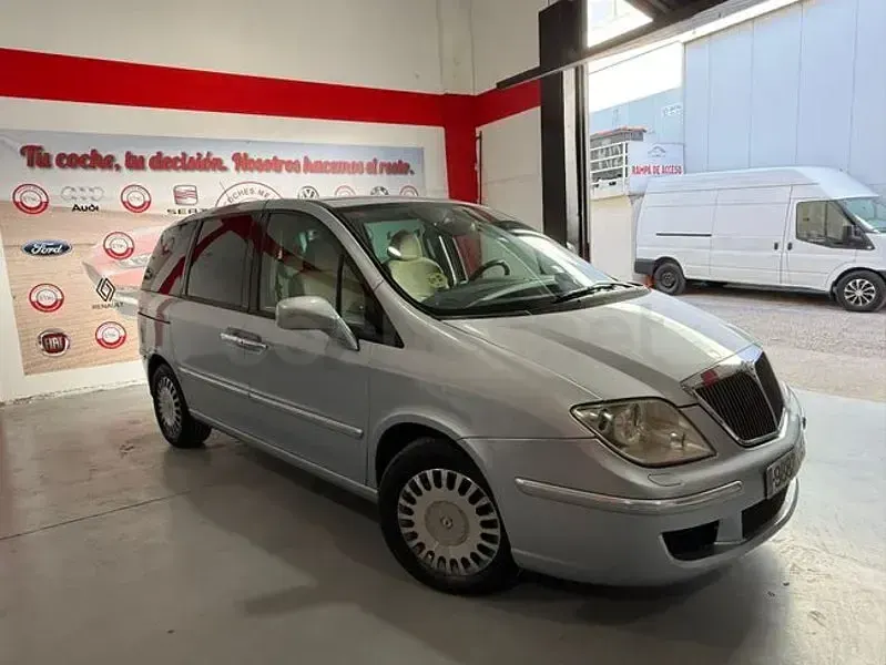 Usado Lancia Phedra 120 CV (88 kW) 2006 Gris / plata Monovolumen