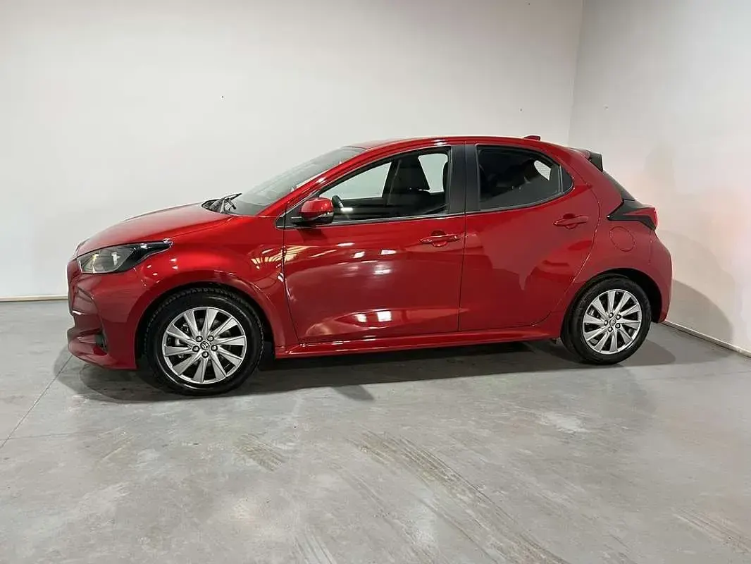 Usado Toyota Yaris Active 116 CV (85 kW) 2022 Rojo Utilitario