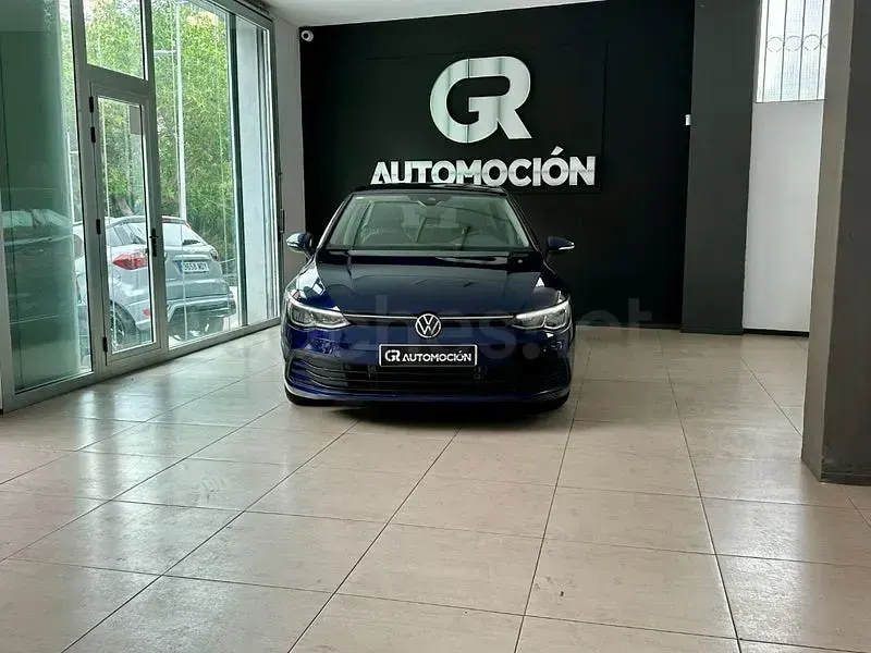 Usado VW Golf VIII 110 CV (80 kW) 2021 Azul Berlina