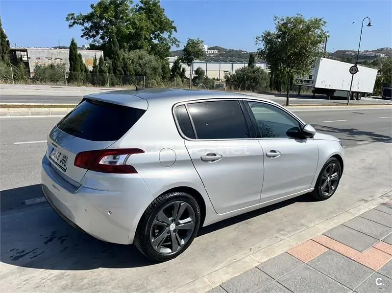 Usado Peugeot 308 Allure 130 CV (95 kW) 2015 Gris / plata Berlina