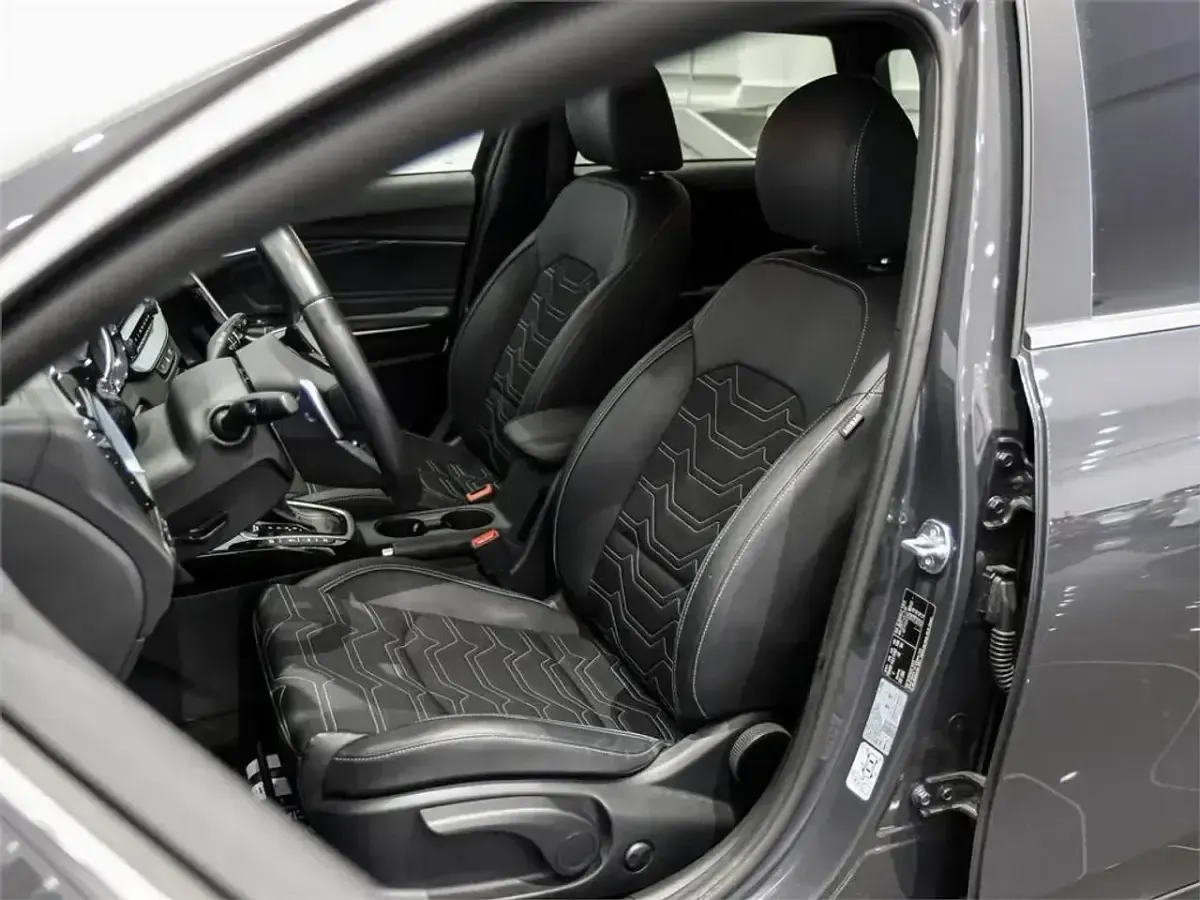 Usado Kia Ceed Style 120 CV (88 kW) 2024 Gris Utilitario