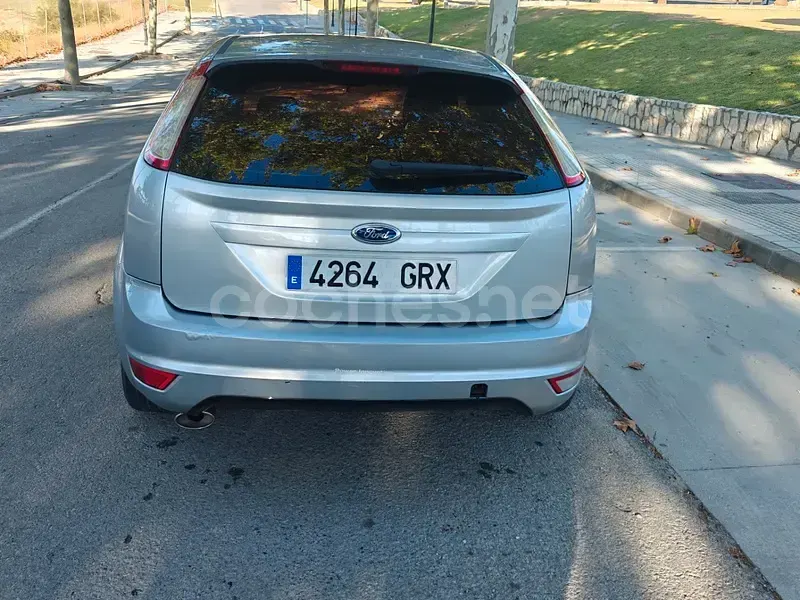 Usado Ford Focus Titanium 109 CV (80 kW) 2009 Gris / plata Berlina